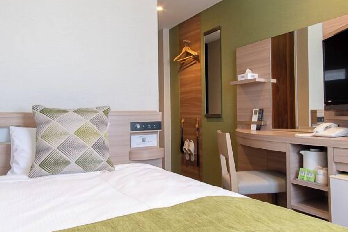 Escritorio, wifi gratis y ropa de cama 