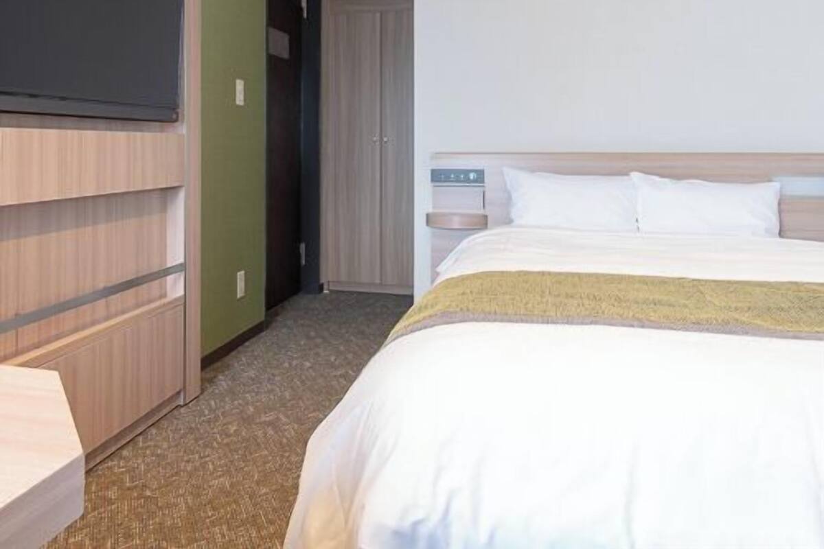Escritorio, wifi gratis y ropa de cama 