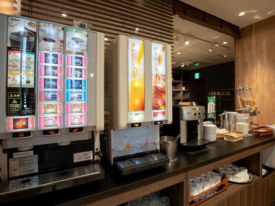 Une machine à café et un distributeur de boissons proposant un large choix de boissons.