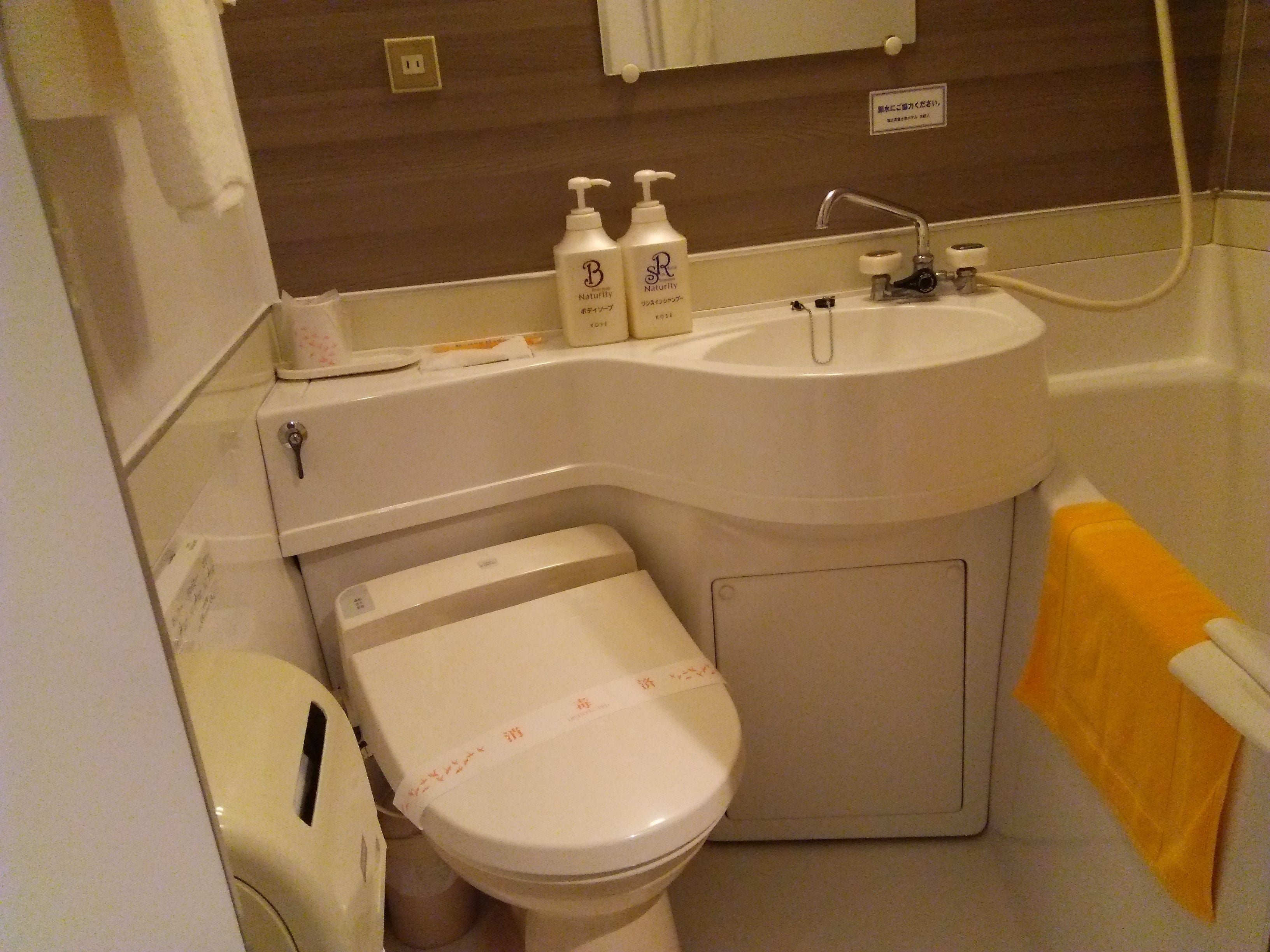 combined shower/bathtub, deep-soaking bathtub, free toiletries