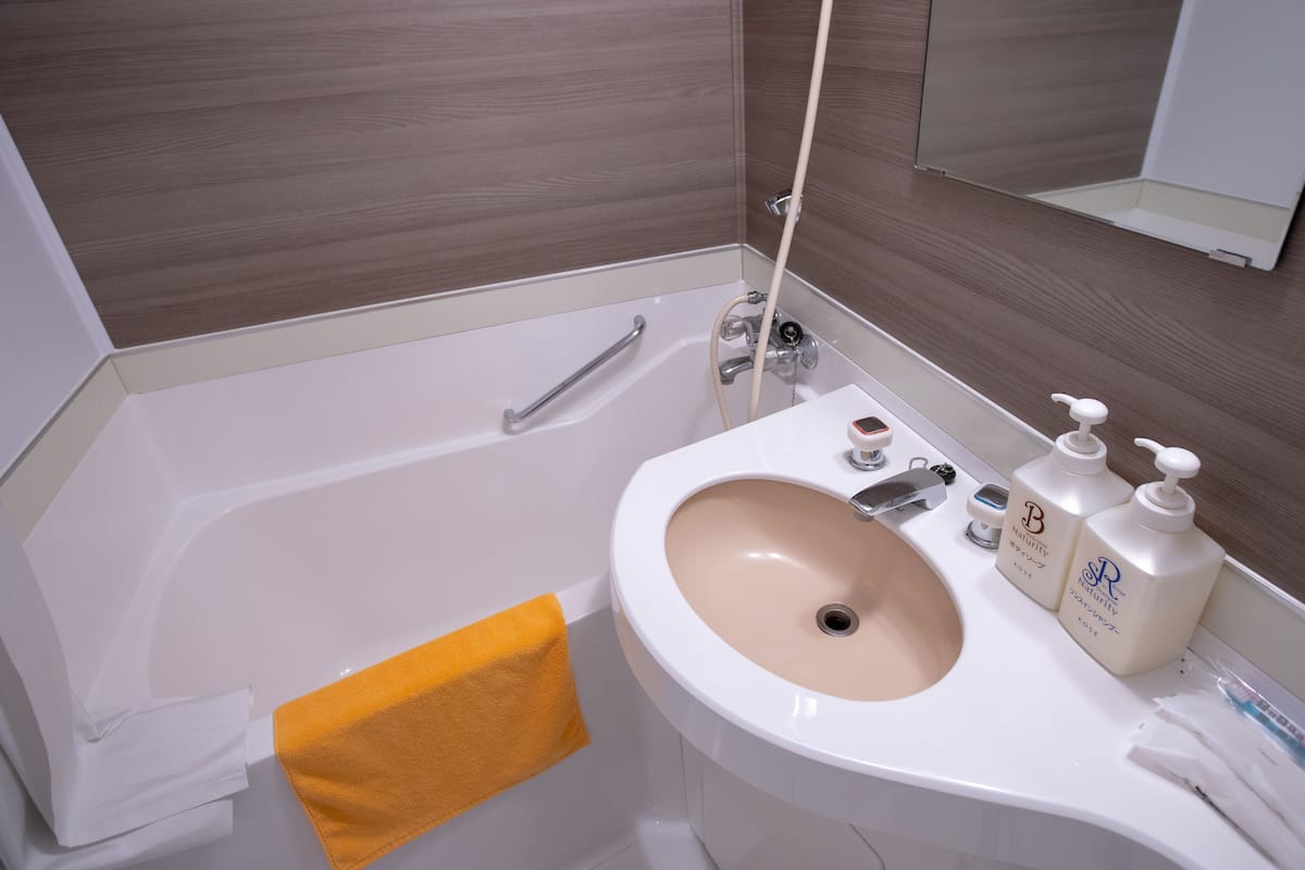 double room | bathroom | combined shower/bathtub, deep-soaking bathtub, free toiletries
