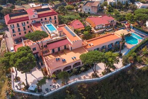 A large hotel with multiple swimming pools, a covered outdoor area, and a central courtyard. - Hotel Terme Cristallo Palace  (Casamicciola Terme)