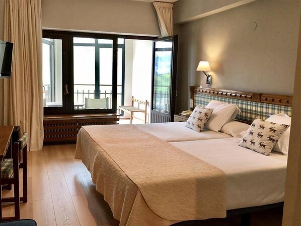 Blackout curtains, free WiFi