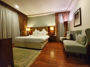 Premium bedding, pillow-top beds, minibar, in-room safe