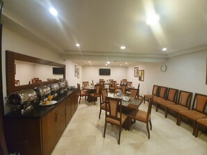 Breakfast, lunch, dinner served; international cuisine - S Chalet Islamabad (Islamabad)