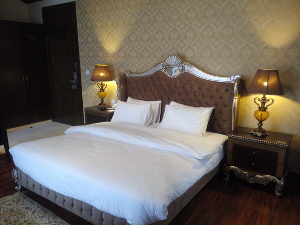 Premium bedding, pillow-top beds, minibar, in-room safe - S Chalet Islamabad (Islamabad)