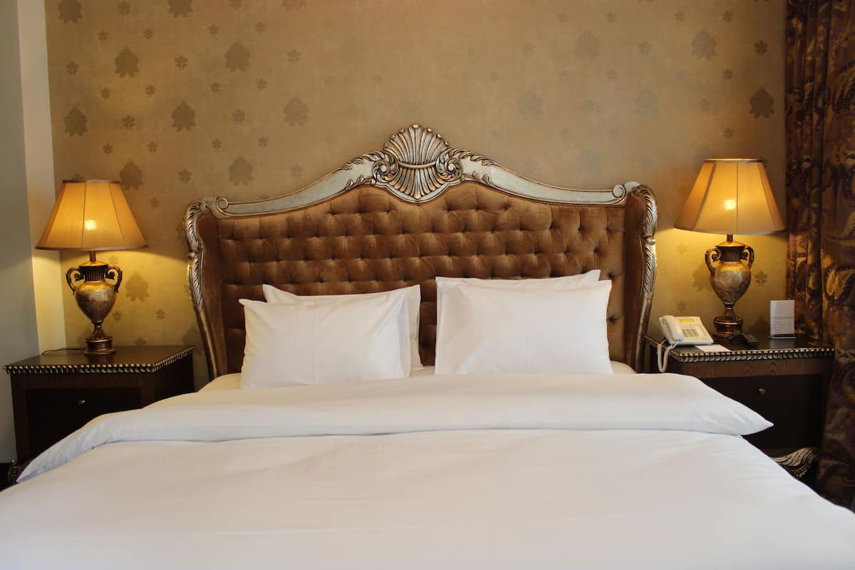 Sengetøy av topp kvalitet, senger med overmadrass og minibar