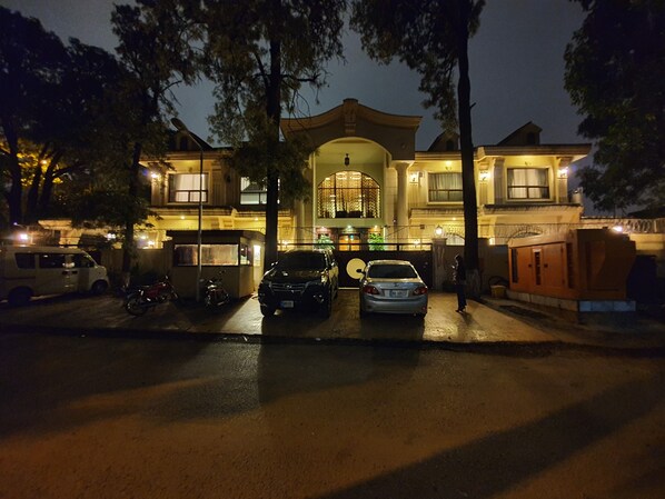 Façade de l’hébergement - soirée/nuit