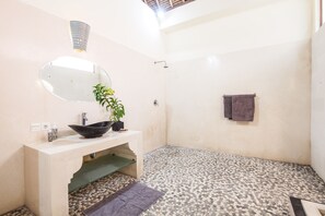 Vila, 2 kamar tidur, kolam renang pribadi | Kamar mandi | Shower, perlengkapan mandi gratis,  dan handuk