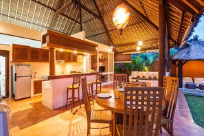 Vila, 2 quartos, piscina particular | Cozinha privada | Geladeira grande, cooktop, cafeteira/chaleira, torradeira