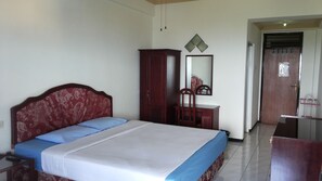 Superior Double Room | Desk - Hotel Surya Indah (Batu)
