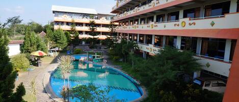 Una piscina al aire libre