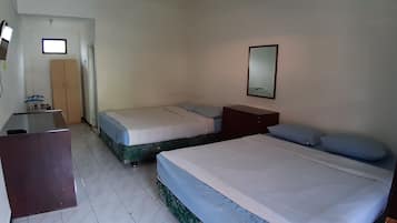 Deluxe Quadruple Room | Desk