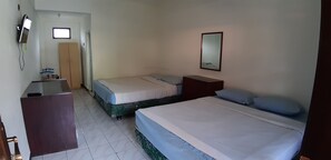 Habitación cuádruple Deluxe | Escritorio