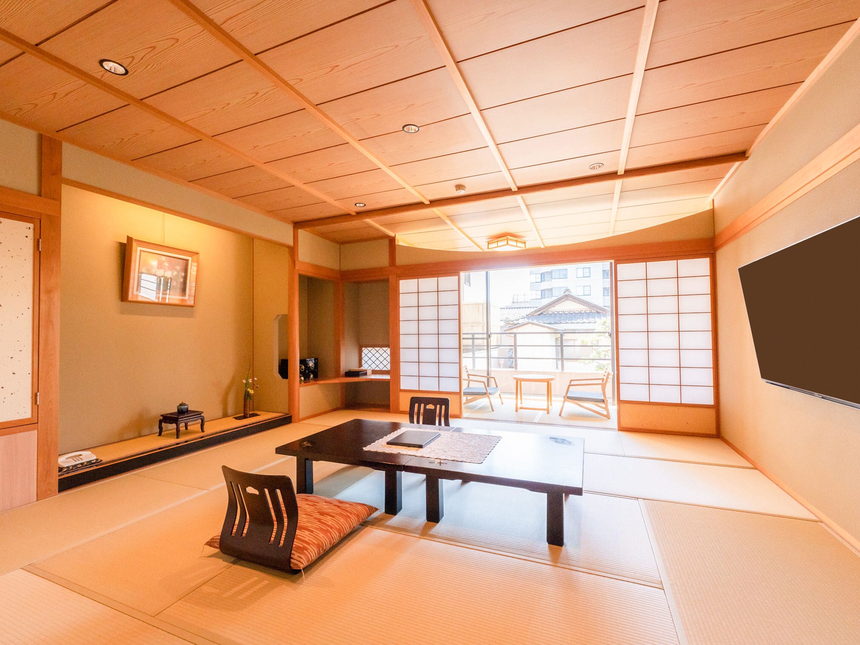 房內夾萬、書桌、免費 Wi-Fi、床單