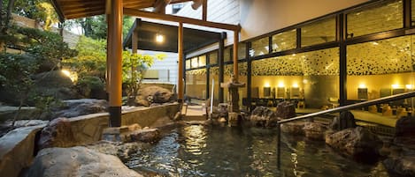 Bañera de hidromasaje al aire libre