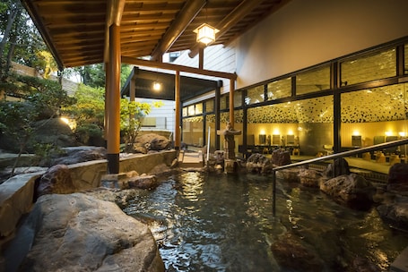 Outdoor spa tub. Haiya