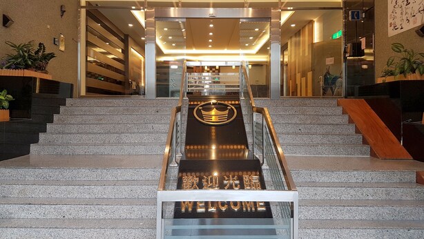 Een moderne hotelentree met een glazen balustrade, een 