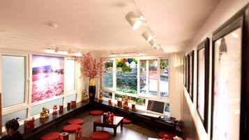 Se sirven desayunos, comidas, cenas y cocina vietnamita