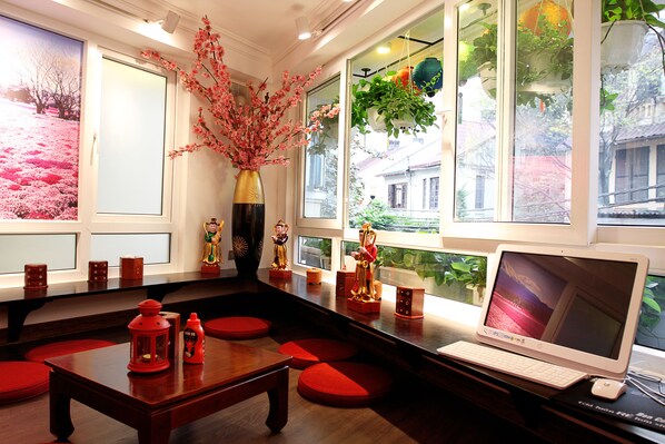 Se sirven desayunos, almuerzos y cenas; cocina vietnamita