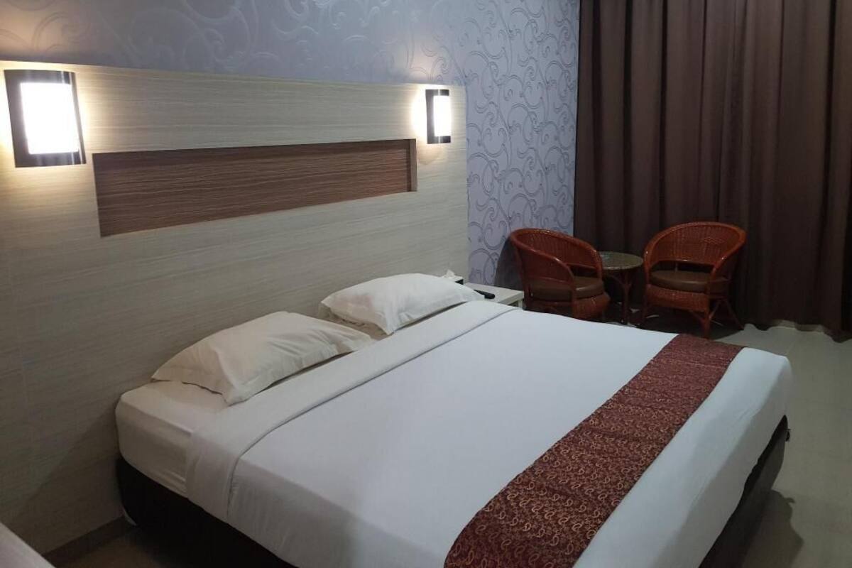In-room safe, desk, soundproofing, free WiFi