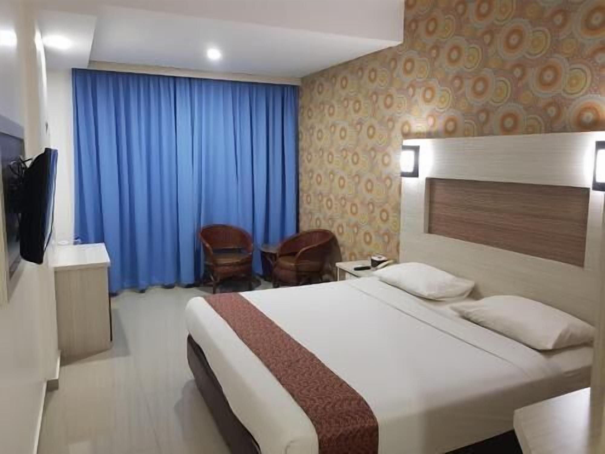 In-room safe, desk, soundproofing, free WiFi