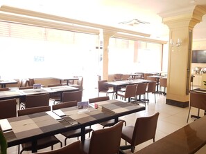 Der serveres morgenmad, frokost, aftensmad og internationale retter 