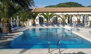 Outdoor pool, pool umbrellas, pool loungers - Zantegarden (Zakynthos)