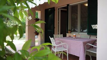 Family Apartment, 2 Bedrooms, Pets allowed, Partial Lake View