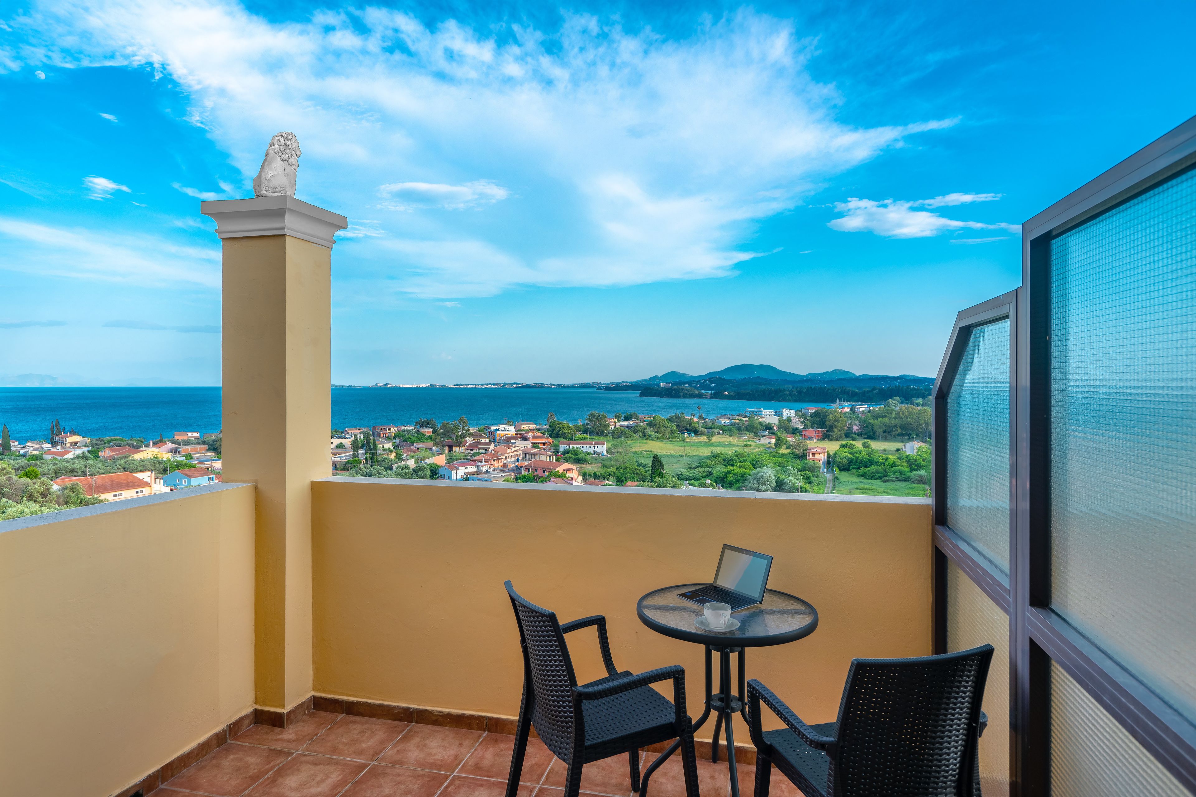 Phòng Cao cấp (Panoramic View) | Minibar, két bảo mật tại phòng, bàn 