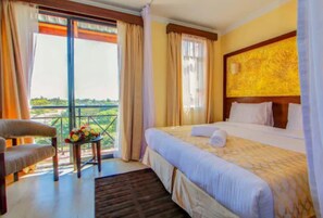 Desk, soundproofing, free cribs/infant beds, free WiFi