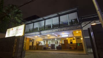 住宿正面 (夜晚)
