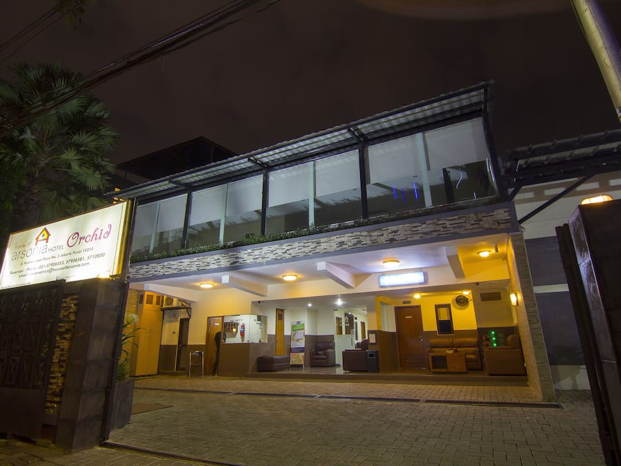 Fachada de la propiedad por la tarde o noche