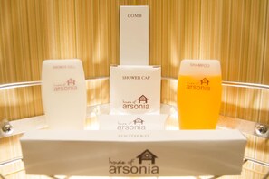 Suihku, ilmaiset hygieniatuotteet, kylpytakit, tohvelit