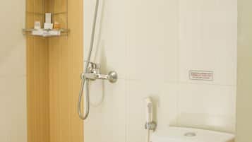 Douche, articles de toilette gratuits, peignoirs, chaussons