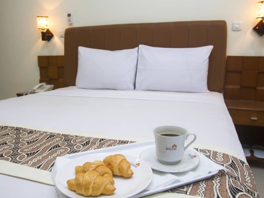 Cofres nos quartos, escrivaninha, camas extras/dobráveis (sobretaxa)