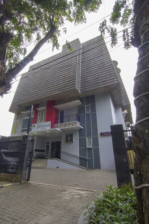 Vista frontal de la propiedad