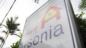 Une enseigne portant l’inscription « House of Arsonia » et un logo représentant une maison stylisée.