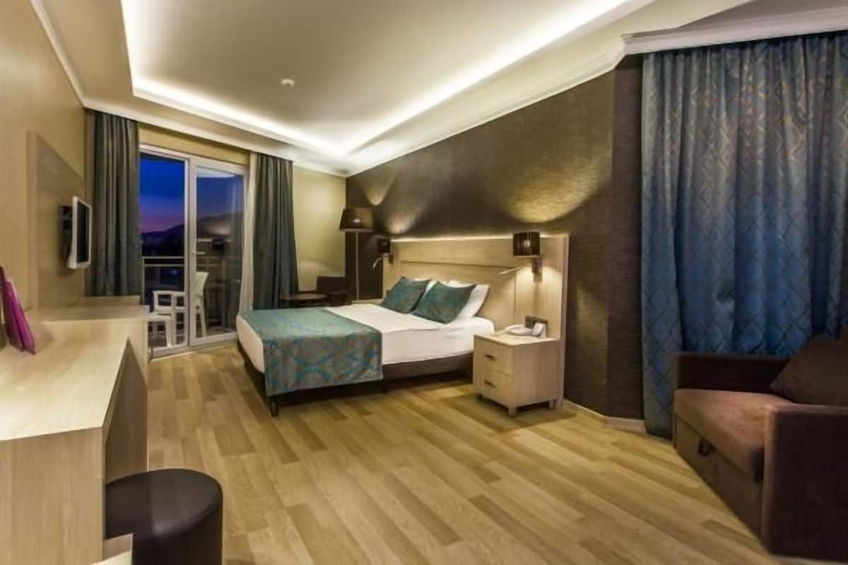 Suite, uitzicht op zee | Een minibar, een bureau, gratis babybedden, wifi