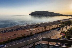 A coastal road with a beach and a hill in the background. - Parador Beach Hotel (Alanya)
