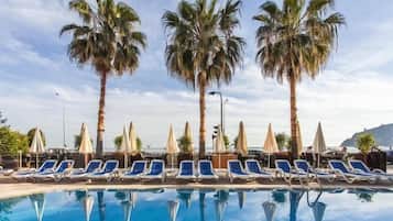 Una piscina al aire libre (de 10:00 a 19:00), sombrillas, tumbonas