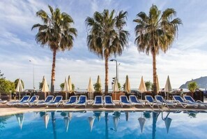 Utomhuspool, öppet 10.00 till 19.00, parasoller och solstolar