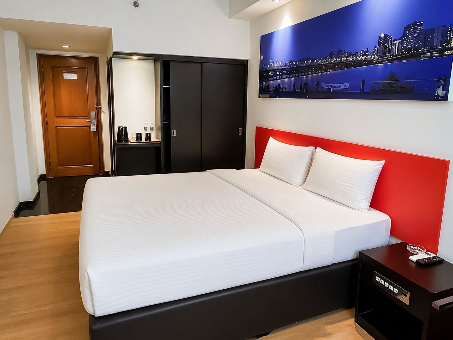 خزنة داخل الغرفة ومكتب وستائر تعتيم وواي فاي مجانًا