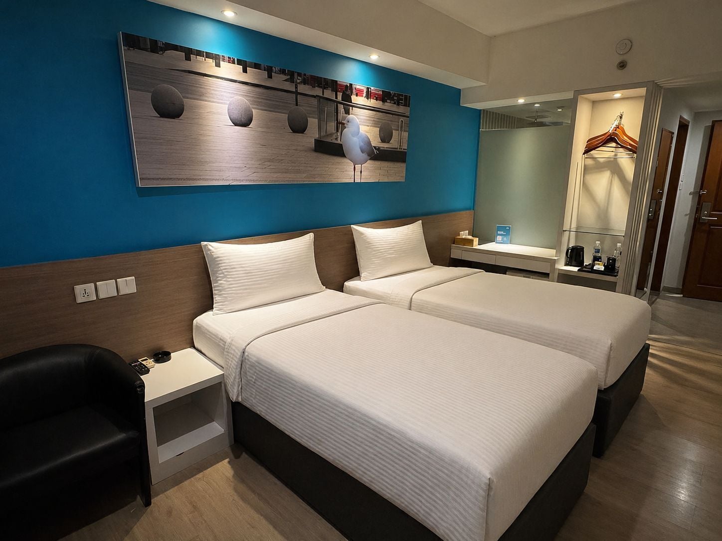 خزنة داخل الغرفة ومكتب وستائر تعتيم وواي فاي مجانًا