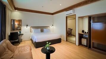 Habitación doble ejecutiva | Caja de seguridad en la habitación, escritorio y cortinas blackout