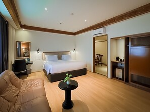 Executive Double Room | In-room safe, desk, blackout drapes, free WiFi - The Hills Batam (Batam)