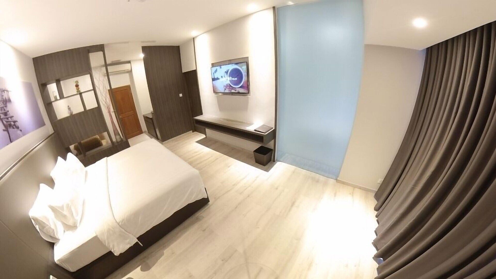 In-room safe, desk, blackout drapes, free WiFi