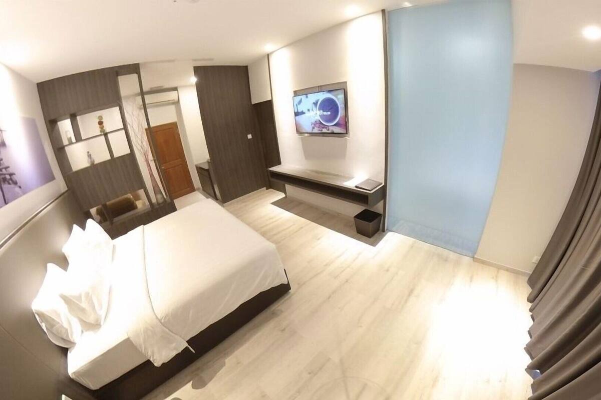 In-room safe, desk, blackout drapes, free WiFi