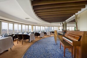 Hi ha 3 restaurants amb plats de cuina local i internacional