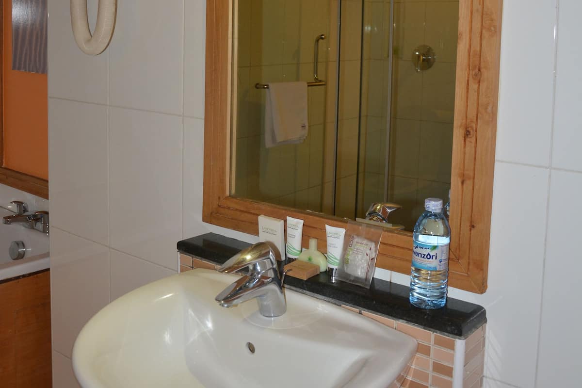 Bañera y ducha independientes y artículos de higiene personal gratuitos